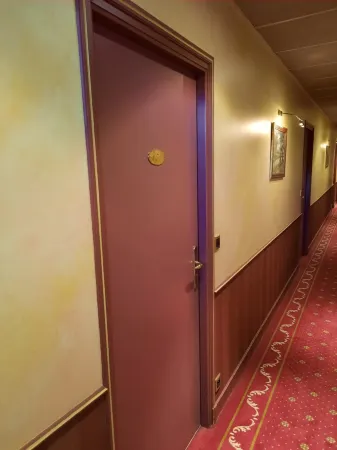 Logis Hôtel Restaurant le Medicis Отели в г. Молинёф