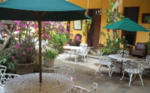 Hotel Spring Hotel berhampiran Catedral Metropolitana de Santiago de Guatemala