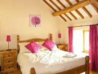 Stabal-y-Gwedd Hotels near Tir Prince Market