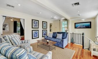 The Blue Pearl - Soak up Views from a Scenic Poolside Upper Deck