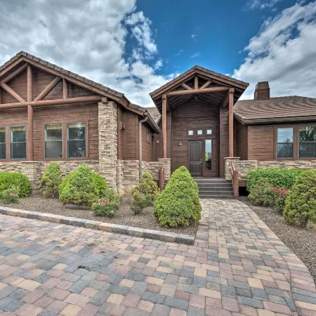Torreon Townhome w/ Balcony: Hike, Fish & Unwind!