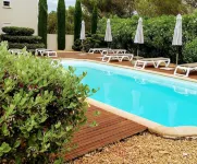 Patio de Violette Hotel a Arpaillargues-et-Aureillac