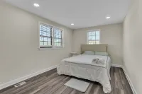 Peaceful Pet Friendly Chesapeake Escape 4 Bedroom Home - Balkoner