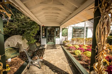 The Olde Mill Inn Basking Ridge Отели рядом с достопримечательностью «Нокия Белл Лабс»