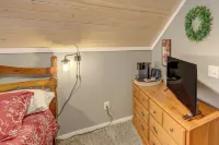 Cozy Holland Studio w/ Deck Near Lake Michigan! Hotels in Ganges Township