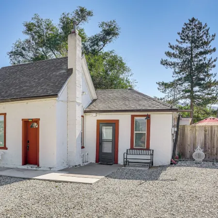 Kik-n-Bak Cottage w/ Beautiful Mountain View