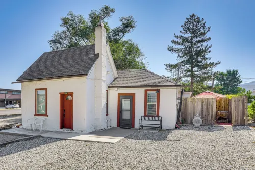 Kik-n-Bak Cottage w/ Beautiful Mountain View - Parkplatz