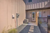 College Station Townhome w/ Furnished Patio! - Apartments