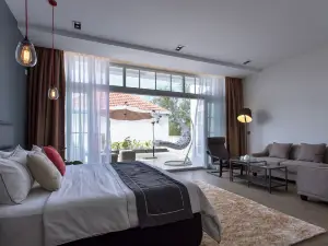 White Boutique Hotel and Restaurant
