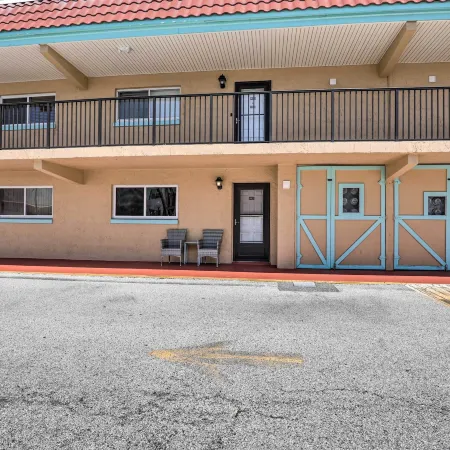 Walk to Crescent Beach: Condo w/ Pool Access