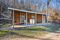 The Burgundy Cabin Iowa Retreat Pond and Fire Pit - Holiday Apartments