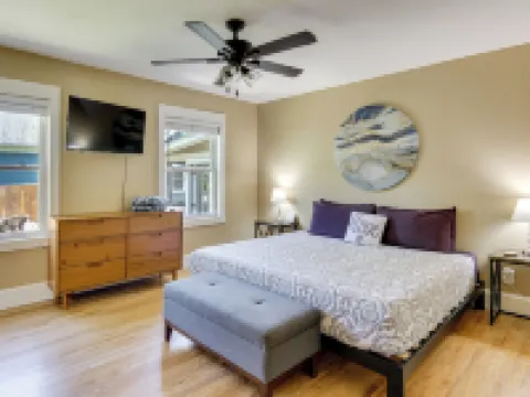 Downtown Brevard Home Walk to Bars and Breweries! Hotels in Transylvania County