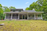 Charming Cottage with Wood Burning Fireplace and Outdoor Oasis - Inviting Retreat
