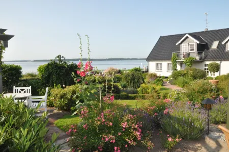 Hotel Fjordkroen Отели в г. Хаслев