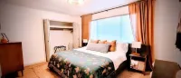 Downtown Designer Duplex close to Beach! Spa Tub, Sunroom, Game Room, EV & more!