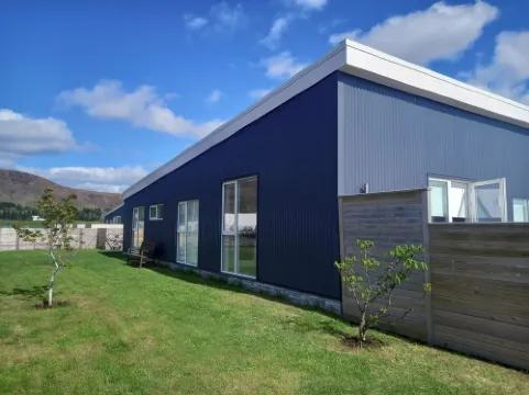 Beautiful new house w/hot tub - 30 min from Reykjavík