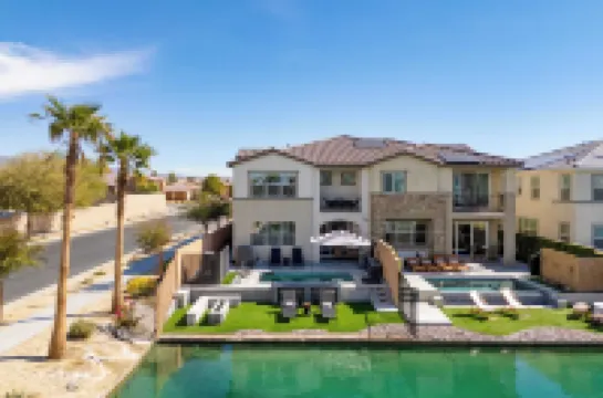 Lakefront w Private Pool Great for Festival Season Lago Luxe by AvantStay