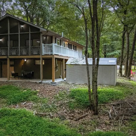 Frolic on Fern by AvantStay Enclosed Deck w Forest Views Bar