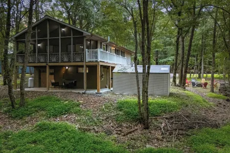 Frolic on Fern by AvantStay Enclosed Deck w Forest Views Bar Отели в г. Танкханнок Тауншип