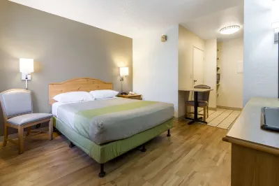 Studio 6 Tempe, AZ Hotels near The Dump Furniture Outlet