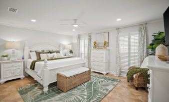 Newly Renovated! 2-min Walk to the Beach The Coastal Cottage by Avantstay