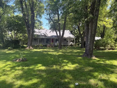 Home Away from Home in the Twin Lakes Area! Relax on the Front Porch Swing!