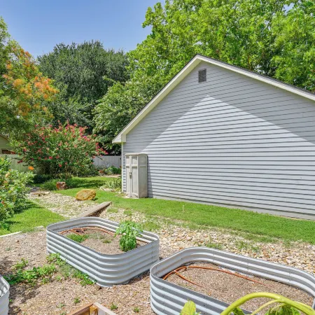 Granbury Home w/ Fire Pit, Walk to the Square!