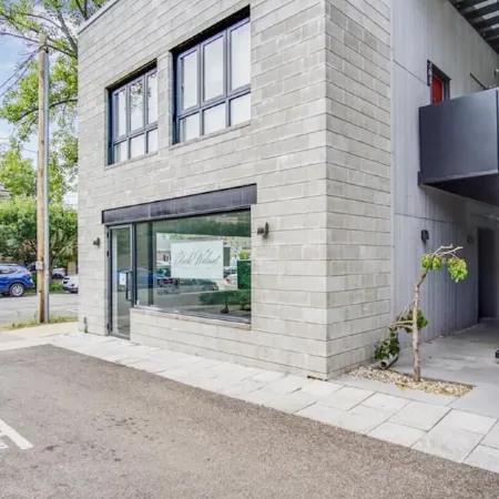 Walk Everywhere • Luxe Downtown Saugatuck Condo• W/Fireplace &Private Patio