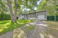 Hampton Bays Retreat Walk to Squires Beach! - 3-Star