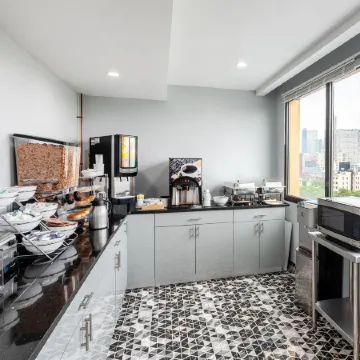 Days Inn by Wyndham New York Chinatown Отели рядом с достопримечательностью «Тенемент-музей»
