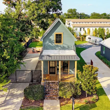 The Shotgun House from Fixer Upper; <2 Min Walk to Silos-Downtown; 900+ 5-Stars