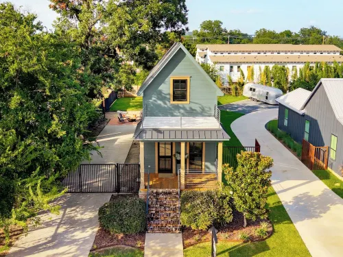 The Shotgun House from Fixer Upper; <2 Min Walk to Silos/Downtown; 800+ 5-Stars