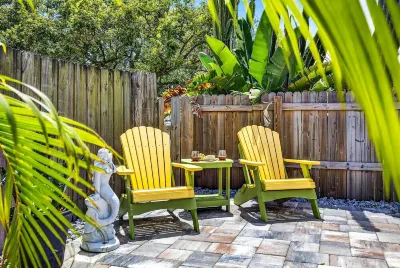 Trailside Fun, .0.5 miles from the Pinellas Bike Heated Pool,Summer Ready!