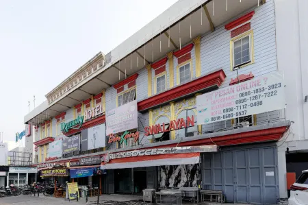 RedDoorz Plus Near Simpang Tiga Tritayasa Cilegon Отели в г. Purwakarta