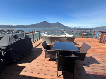 Lakefront Home with Amazing Views, Private Dock, Kayaks, Gameroom