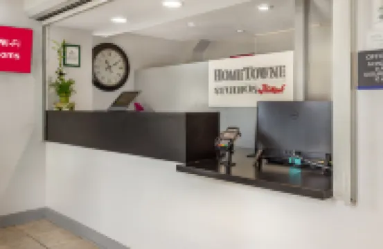 ホームタウン スタジオズ & スイーツ バイ レッド ルーフ グリーンズボロ グリーンズボロのホテル