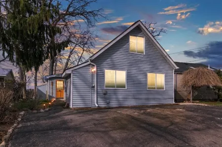 Beautiful 4-bedroom  Lake Front Cottage with HOT TUB & rentable BOAT