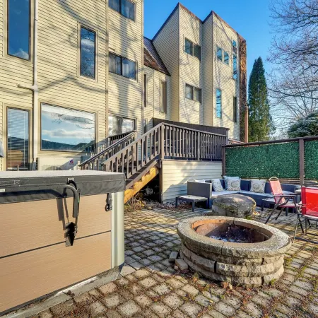 Mtn-View Gem w/ Deck & Hot Tub in Tannersville