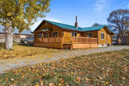 Base Camp Cabin on Main Отели в г. Хайатвилл