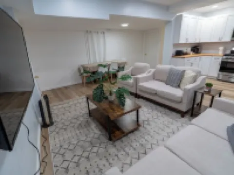 Spacious and Stylish Apartment Perfect for Your Getaway in Beverly! ビバリーのホテル