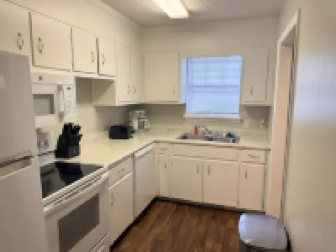 Ft Novosel 9 miles away.  Quiet 2-bedroom Townhouse in Enterprise with WiFi, AC