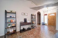 🏡 *NEW* The Artsy Abode ✨ Hot Tub ♨️ BBQ 🍖Foosball ⚽️ 레딩 호텔