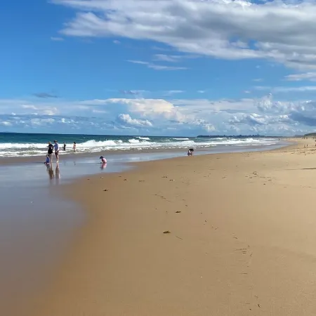 New Beach Luxury 3B2B, Ocean Views! 250m to Buddina Beach!