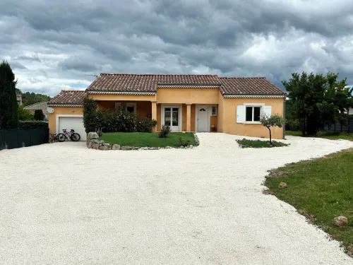 Quiet, air-conditioned house with pool in Vallon-Pont-d'Arc - Close to river.