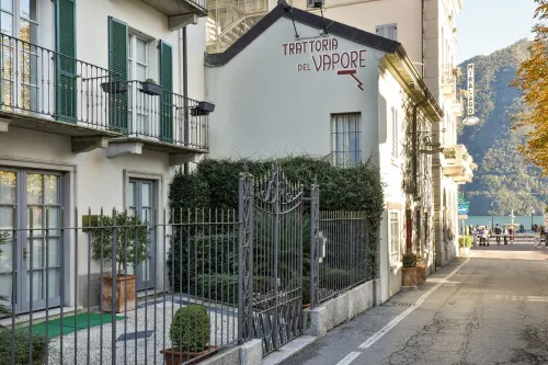 ELEGANT APARTMENT IS LOCATED A FEW STEPS FROM THE LAKEFRONT OF CERNOBBIO.