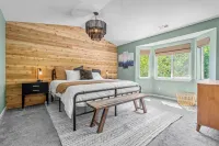 Charming 4-bedroom house with entertainment and hot tub in Troutdale