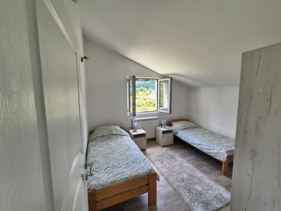 Cozy, Fully Equipped, Free parking & Wifi, Quiet, 2BD Hotels in 