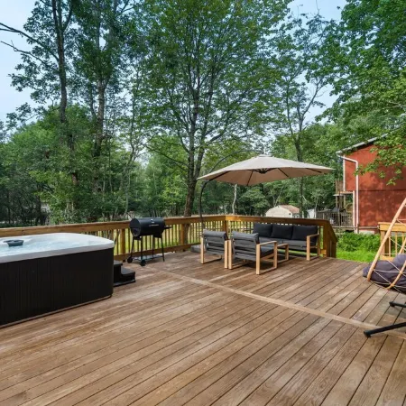 Cozy Pocono Chalet  Hot Tub, Fireplace, Near Ski Resorts & Lake Access