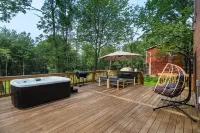 Cozy Pocono Chalet  Hot Tub, Fireplace, Near Ski Resorts & Lake Access