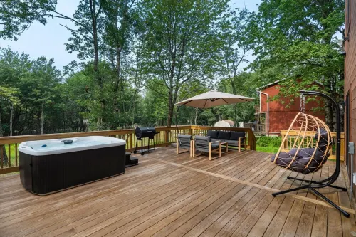 Cozy Pocono Chalet  Hot Tub, Fireplace, Near Ski Resorts & Lake Access